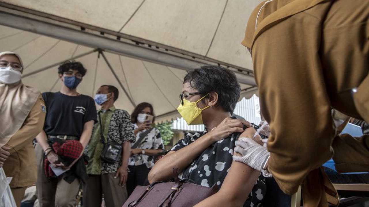 Petugas kesehatan menyuntikkan vaksinasi COVID-19 keempat atau "booster" kedua ke penerima vaksin di halaman kantor Balai Kota, Jakarta, Selasa (24/1/2023). ANTARA FOTO/Muhammad Adimaja/aww.
