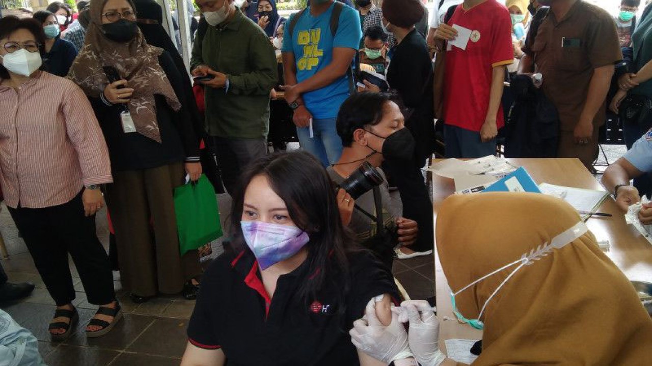 Warga mengikuti vaksinasi dosis keempat di Balai Kota Jakarta, Selasa (24/1/2023). ANTARA/Dewa Ketut Sudiarta Wiguna