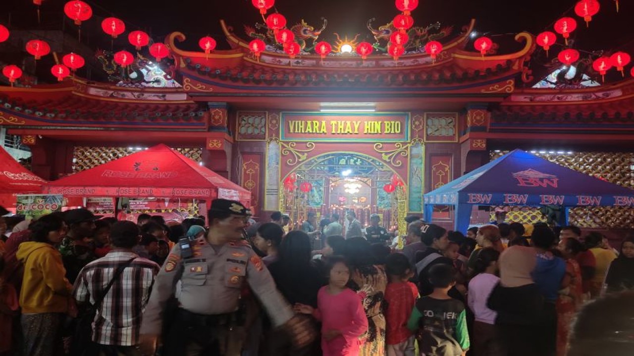 Warga Kota Bandarlampung telah memadati halmaan Wihara Thay Hin Bio pada malam Tahun Baru Imlek. Bandarlampung, Sabtu (21/1/2023). (ANTARA/Dian Hadiyatna)