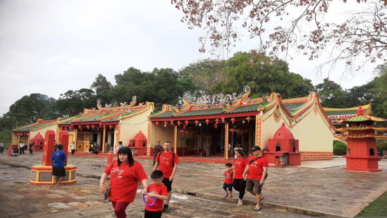 Vihara Dharma Sasana di Tanjungpinang, Kepri, ramai pengunjung pada libur Imlek, Senin (23/1/2023). ANTARA/Ogen