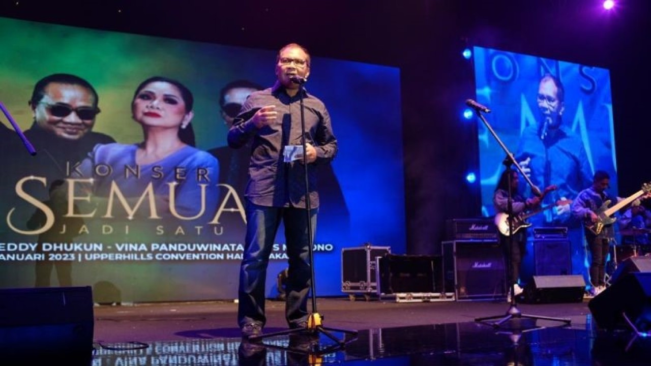 Wali Kota Makassar Moh Ramdhan Pomanto saat memberikan sambutan dalam Konser "Semua Jadi Satu" oleh empat musisi legendaris Fariz FM, Mus Mujiono, Vina Panduwinata dan Dhedy Dhukun di Makassar.