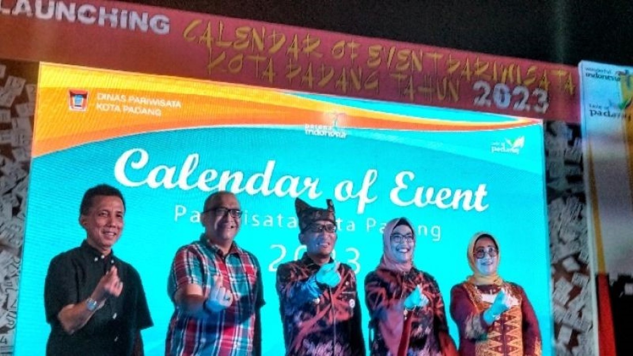 Wali Kota Padang Hendri Septa (tengah) saat peluncuran kalender event Padang 2023 di Padang, Selasa (10/1) malam. ANTARA/FathulAbdi