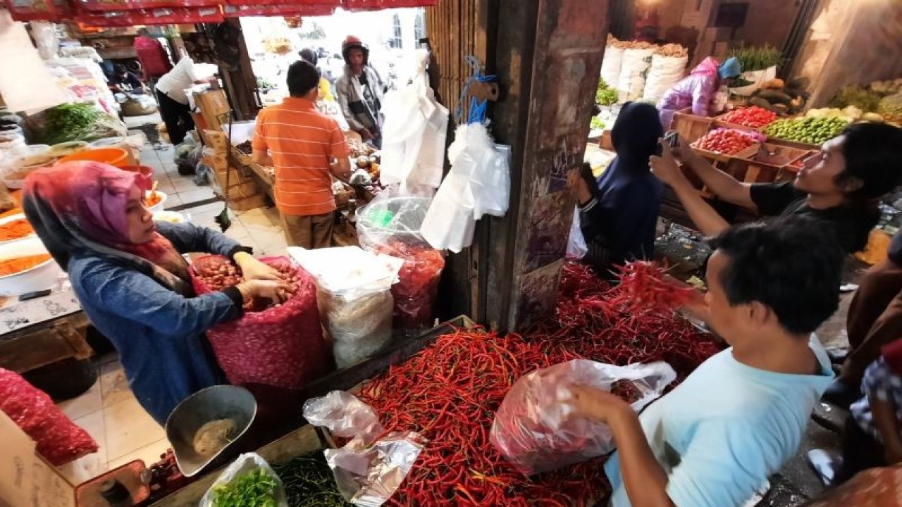 Warga memilih cabai merah di Pasar Pariaman, Sumbar. ANTARA/Aadiaat M. S.