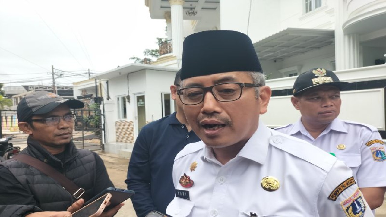 Wali Kota Jakarta Barat, Yani Wahyu Purwoko saat ditemui di kawasan Meruya Selatan, Rabu (25/1/2023) ANTARA/ Walda