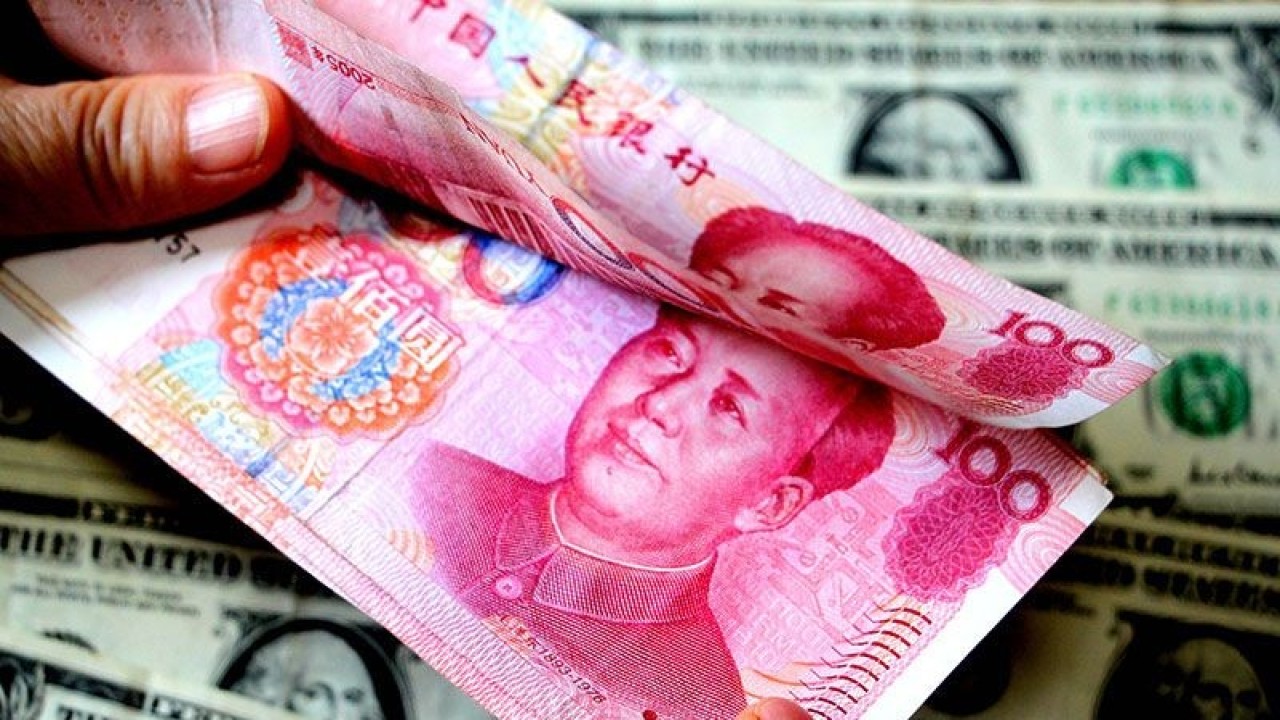 Arsip foto - Seorang warga China menghitung uang kertas dolar AS dan uang kertas yuan RMB (renminbi) di kota Huaibei, provinsi Anhui China timur, 20 Juli 2018. ANTARA/Oriental Image via Reuters Connect/Chen jialiang/pri. (Imagine China/Chen jialiang)