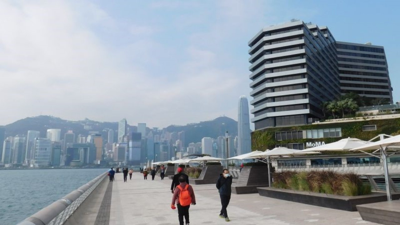 Orang-orang berjalan di Avenue of Stars yang terletak di Tsim Sha Tsui, Kowloon, Hong Kong pada Kamis (16/2/2023). Lokasi ini menyajikan pemandangan Pelabuhan Victoria dan The Peak, juga cap tangan sosok termasyur di industri film Hong Kong, salah satunya Jackie Chan. (ANTARA/Lia Wanadriani Santosa)