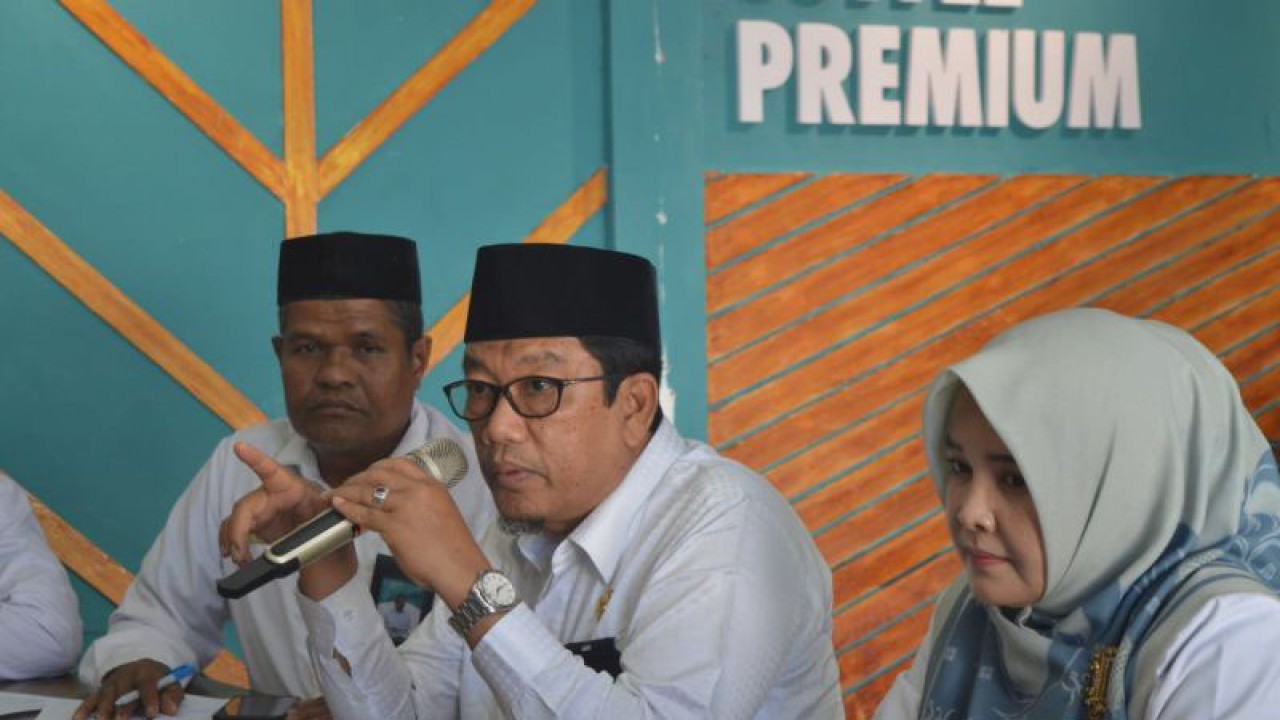 Kepala Kantor Kemenag Banda Aceh Abrar Zym memberikan arahan soal percepatan sertifikasi tanah wakaf kepada KUA se-Banda Aceh di Banda Aceh, Selasa (7/2/2023). (ANTARA/HO-Humas Kantor Kemenag Banda Aceh)