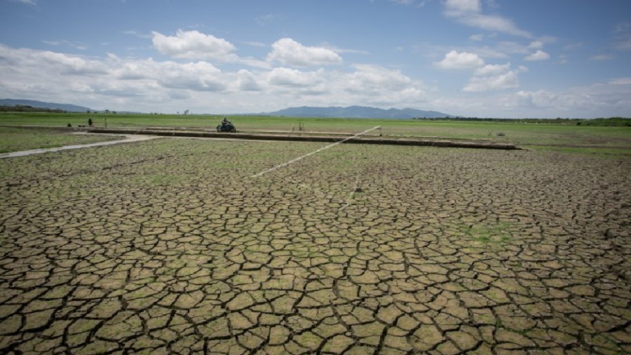 Ilustrasi - Pengendara sepeda motor melintasi jembatan jalan lama yang menghubungkan Kecamatan Wuryantoro dengan Eromoko di area Waduk Gajah Mungkur, Wonogiri, Jawa Tengah, Selasa (4/10/2022). (ANTARA FOTO/Mohammad Ayudha/tom)
