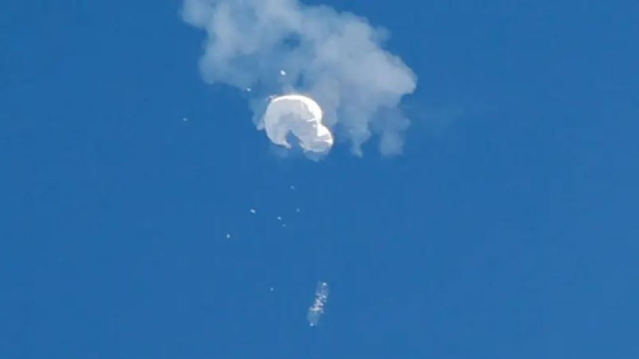 Balon mata-mata China yang dicurigai melayang ke laut setelah ditembak jatuh di lepas pantai di Pantai Surfside, South Carolina, Amerika Serikat (AS) pada 4 Februari 2023. (Reuters)