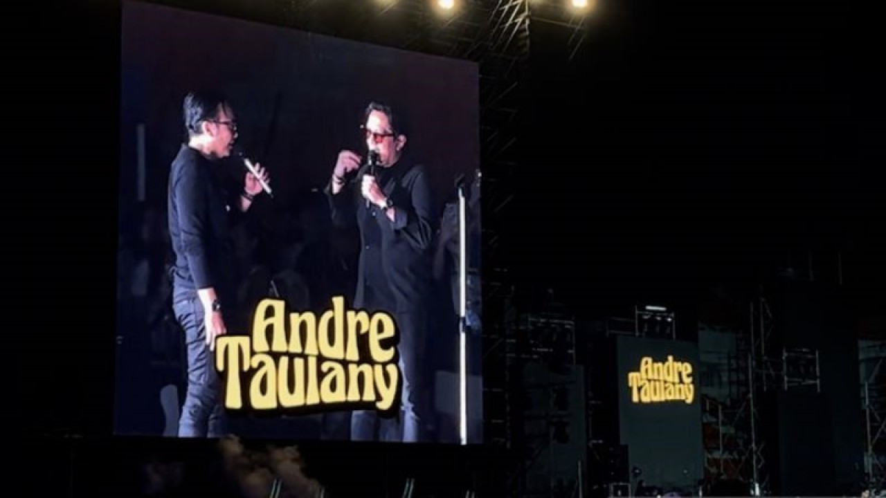 Komedian Andre Taulandy menjadi bintang tamu di pagelaran konser “Pesta Rakyat 30 Tahun Berkarya Dewa 19” di Jakarta International Stadium (JIS), Jakarta Utara, Sabtu (4/2). (ANTARA/Pamela Sakina)