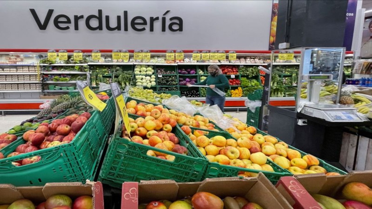 Foto Dokumen: Seorang wanita berbelanja di supermarket di Buenos Aires, Argentina 4 Mei 2022. ANTARA/REUTERS/Agustin Marcarian