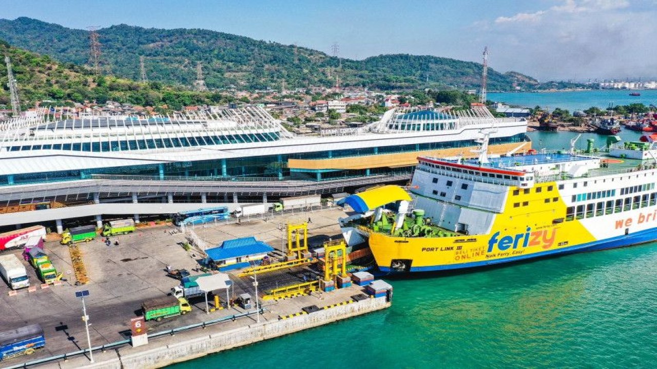 PT ASDP Indonesia Ferry (Persero) konsistensi penerapan standar keselamatan (safety) untuk memberikan pelayanan prima kepada pengguna jasa penyeberangan dan pelabuhan di seluruh Indonesia. ANTARA/HO-ASDP