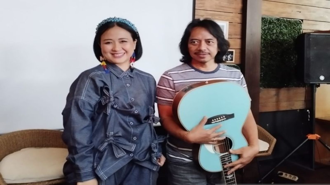 Dewa Budjana dan Astrid saat peluncuran lagu religi "Lillahi Ta'ala" di Jakarta, Selasa (28/02/2023). (ANTARA/Rizka Khaerunnisa)