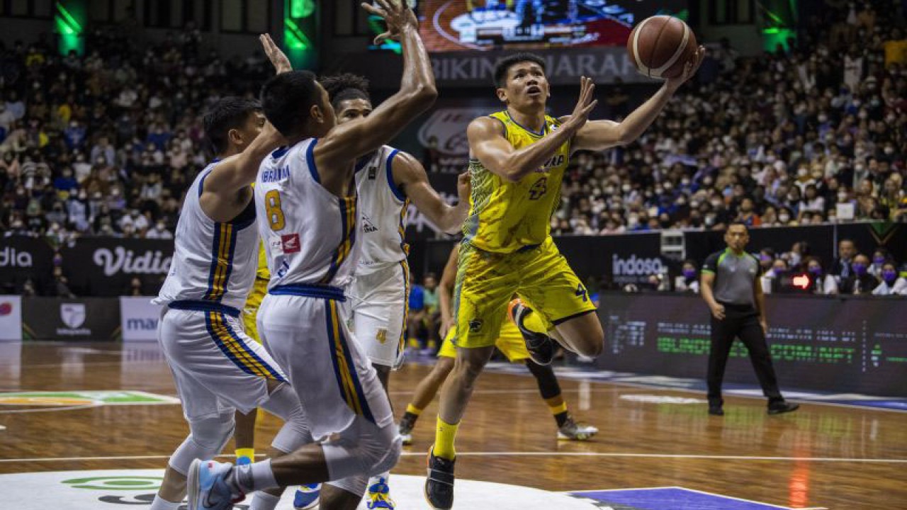 Pebasket Prawira Bandung Abraham Damar Grahita (kanan) melakukan lay up shoot dibayangi sejumlah pebasket Satria Muda Pertamina Jakarta saat pertandingan semifinal IBL Tokopedia 2022 di GOR C-Tra Arena, Bandung, Jawa Barat, Sabtu (20/8/2022). ANTARA FOTO/M Agung Rajasa/tom.