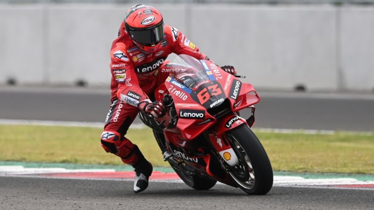 Ilustrasi - Pembalap Ducati Lenovo Team Francesco Bagnaia memacu kecepatan sepeda motornya pada hari kedua tes pramusim MotoGP 2022 di Pertamina Mandalika International Street Circuit, Lombok Tengah, NTB, Sabtu (12/2/2022). ANTARA FOTO/Andika Wahyu/rwa.