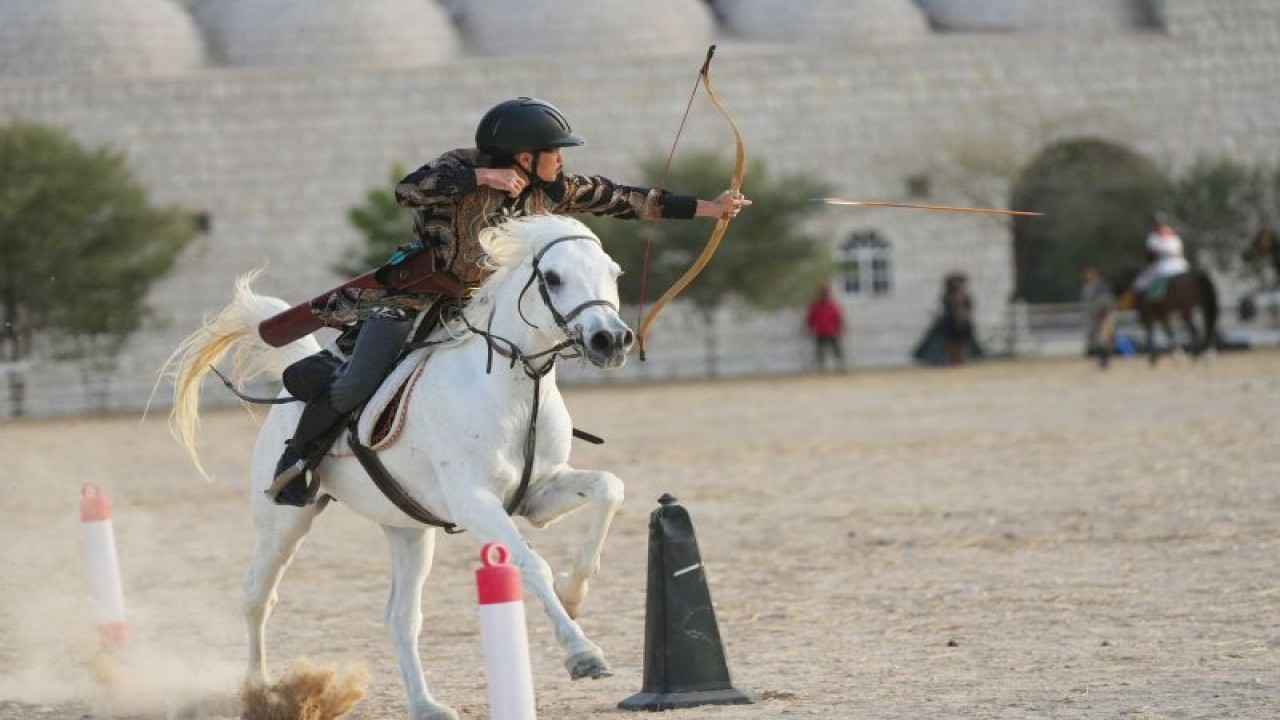 Salah satu atlet panahan berkuda Indonesia berlaga dalam kompetisi “Qatar-Indonesia Horseback Archery Friendship” di Doha pada 19-21 Februari 2023. (ANTARA/HO-KBRI Doha)