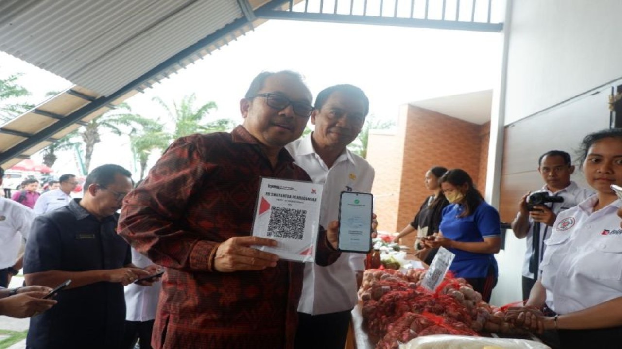 Kepala KPwBI Provinsi Bali Trisno Nugroho (kiri) bersama Penjabat Bupati Buleleng I Ketut Lihadnyana saat menghadiri pasar murah yang menerima transaksi menggunakan QRIS di Plaza Kuliner Pantai Penimbangan Buleleng belum lama ini. ANTARA/HO-BI Bali.