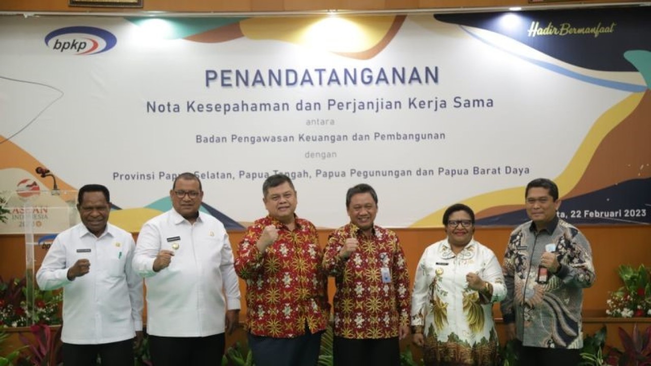 Kepala BPKP Muhammad Yusuf Ateh (ketiga dari kiri) dalam acara Penandatanganan Nota Kesepahaman dan Perjanjian Kerja Sama dengan empat daerah otonomi baru di Papua. (ANTARA/HO-BPKP)