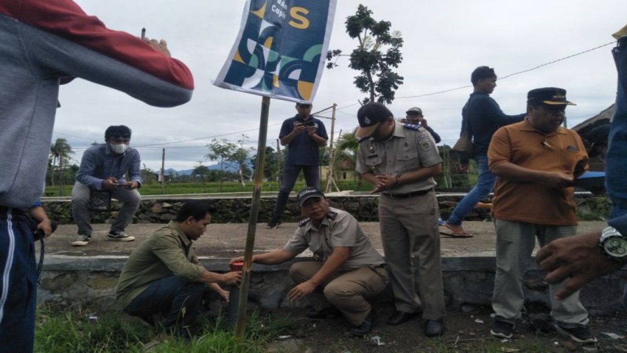 Plh BPN Lombok Tengah, NTB saat melakukan gerakan pemasangan tapal batas tanah di Desa Muncan, Kecamatan Kopang, Kabupaten Lombok Tengah, Jumat (03/02/2023) (ANTARA/Akhyar)