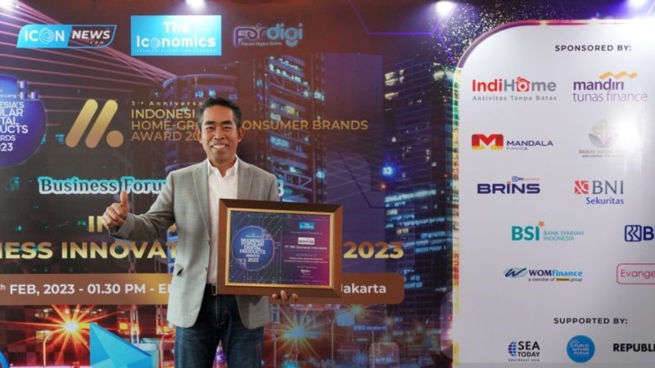 Chief Executive Officer (CEO) BRINS Fankar Umran saat menerima penghargaan dalam rangkaian acara Indonesia Top Digital Innovation Award 2023 di Jakarta, Jumat (17/02/2023). (ANTARA/HO-BRI Insurance)