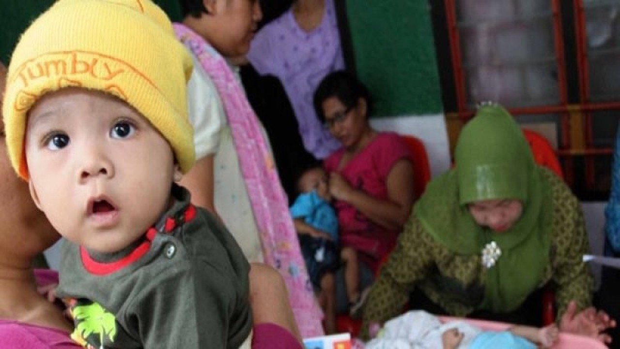 Arsip Foto. Pemeriksaan kesehatan anak balita dalam kegiatan posyandu di Medan, Sumatera Utara. (FOTO ANTARA/Septianda Perdana/Koz)