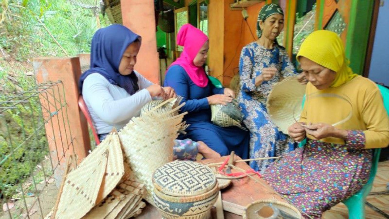 Ibu rumah tangga di Kampung Ciguha, Desa Cimalati, Kecamatan Naringgul, Cianjur, Jawa Barat, setiap hari membuat berbagai alat rumah tangga dari anyaman bambu.(ANTARA/Ahmad Fikri). (Ahmad Fikri)