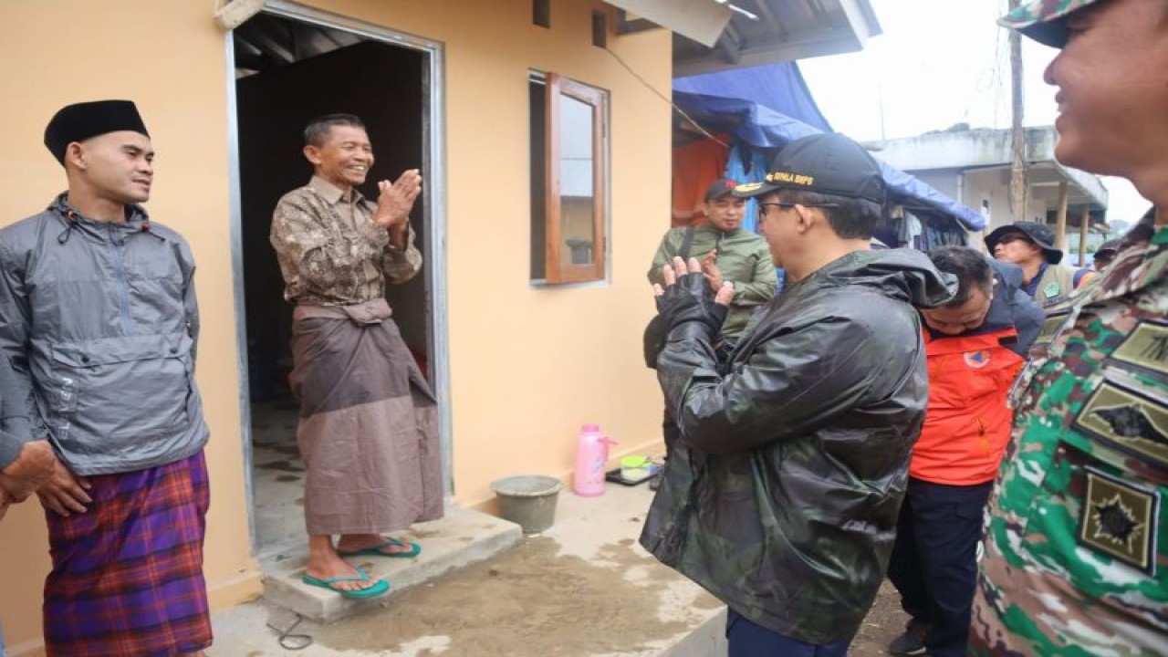 Kepala BNPB Letjen TNI Suharyanto (jaket hitam kedua dari kanan) berdiskusi dengan warga di Desa Ciputri, Kecamatan Pacet, Kabupaten Cianjur, Jawa Barat pada Jumat (17/2/2023). (ANTARA/HO-BNPB)