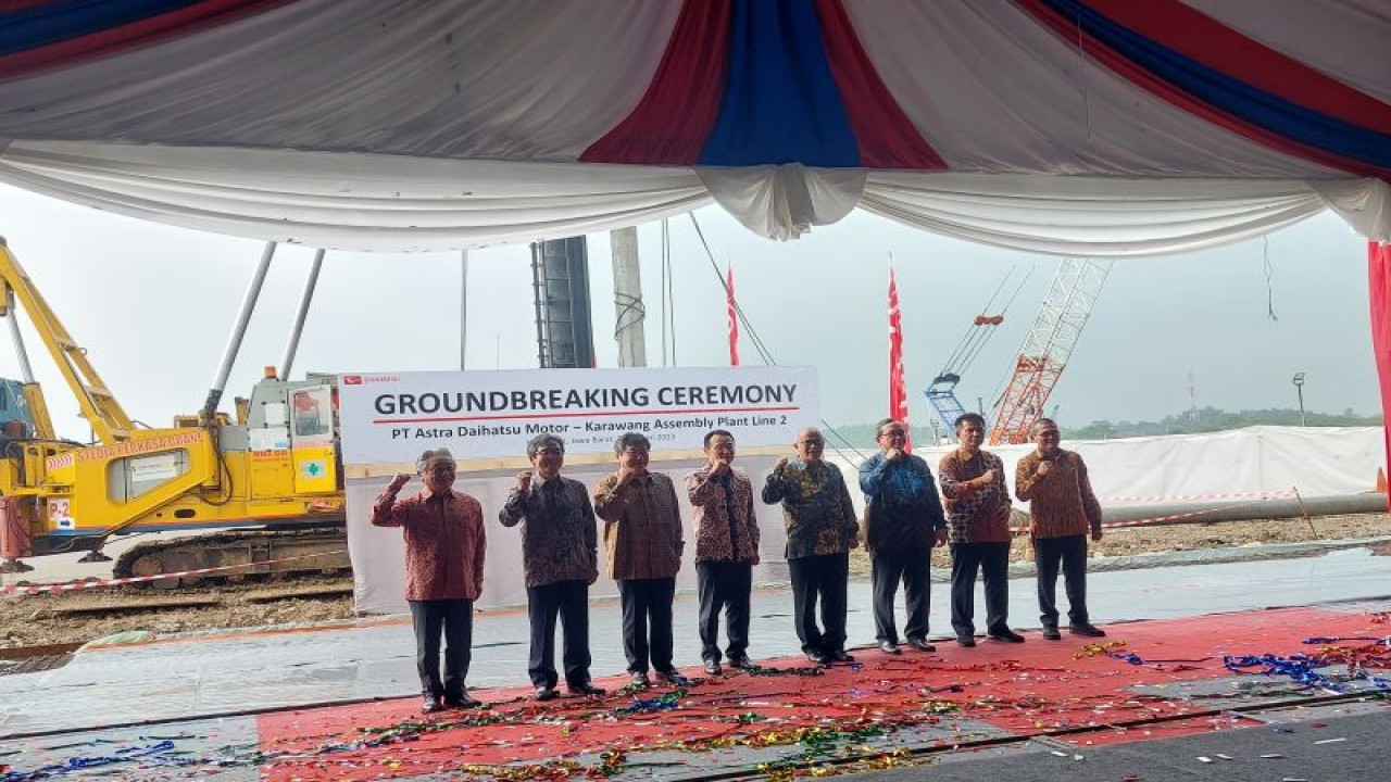 Seremoni peletakan batu pertama pembangunan Daihatsu Assembly Plant di Kawasan Industri Suryacipta, Karawang, Jawa Barat, Kamis (2/2/2023). (ANTARA/Adimas Raditya)