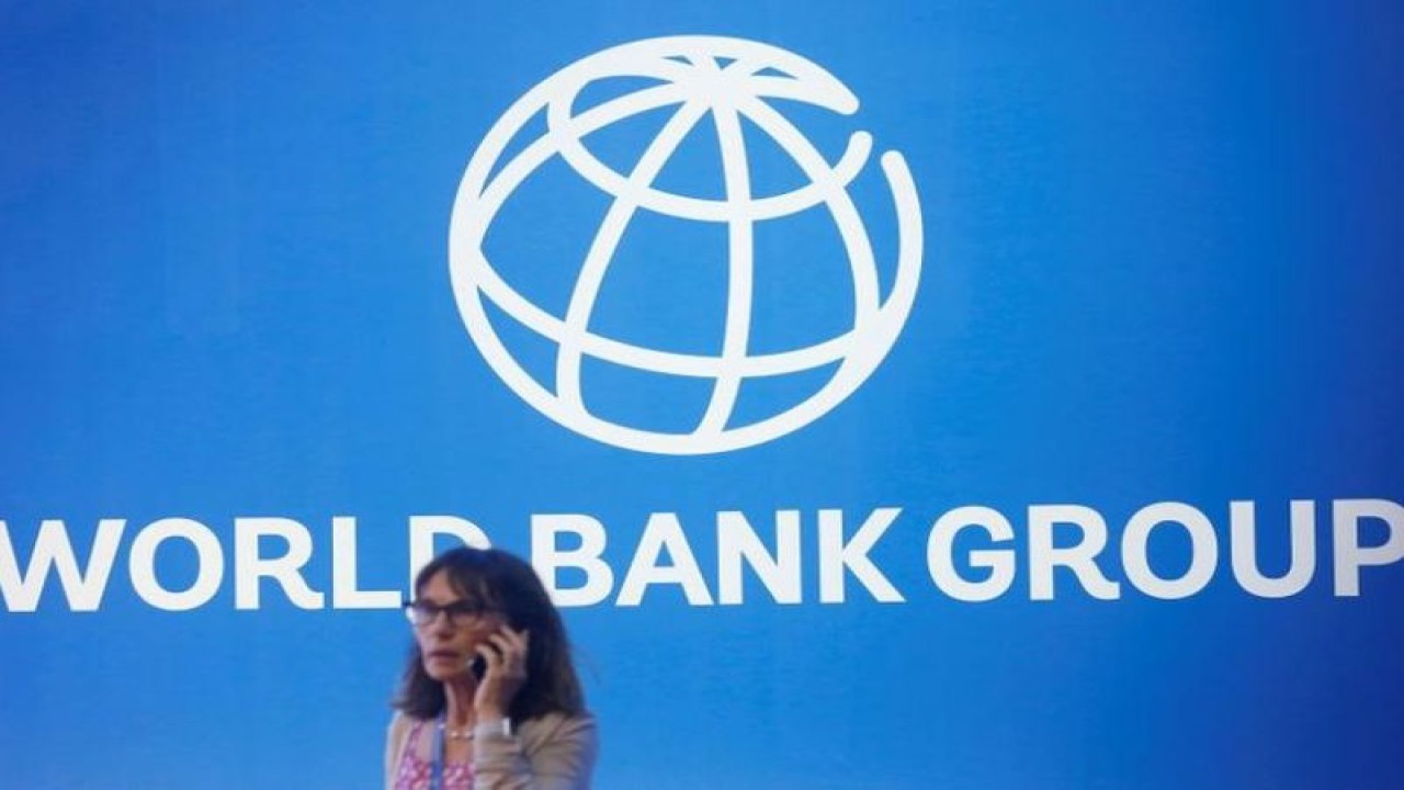 Foto Dokumen: Seorang peserta berdiri di dekat logo Bank Dunia pada International Monetary Fund - World Bank Annual Meeting 2018 di Nusa Dua, Bali, Indonesia, 12 Oktober 2018. ANTARA/REUTERS/Johannes P. Christo