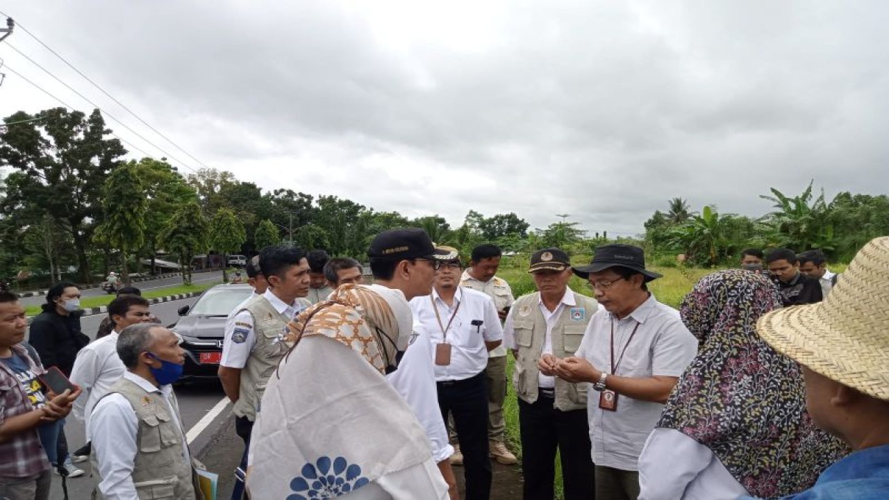 Wali Kota Mataram H Mohan Roliskana bersama Kepala Dinas Lingkungan Hidup (DLH) Kota Mataram, HM Kemal Islam beserta rombongan dari pemerintah pusat meninjau lokasi pembangunan Tempat Pengolahan Sampah Terpadu (TPST) Sandubaya, Kota Mataram, Provinsi Nusa Tenggara Barat. (Foto: ANTARA/HO)