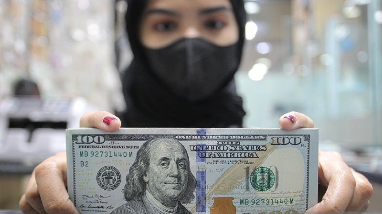 Ilustrasi - Pekerja menunjukkan uang dolar AS di salah satu gerai penukaran mata uang di Jakarta. ANTARA FOTO/Dhemas Reviyanto/wsj/aa. (ANTARA FOTO/Dhemas Reviyanto/Dhemas Reviyanto)