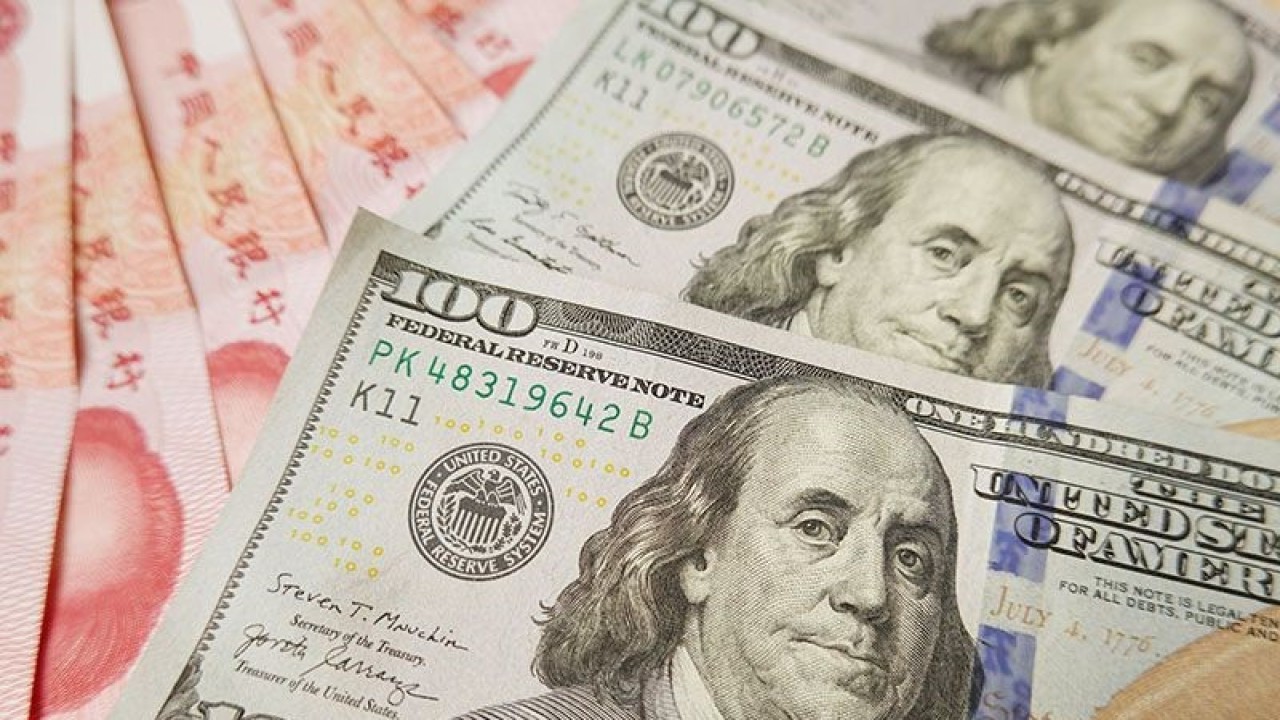 Ilustrasi - Uang kertas 100 dolar AS dan uang kertas 100 Chinese Yuan RMB. ANTARA/Sheldon Cooper / SOPA Images/Sip via Reuters Connect/pri. (Sheldon Cooper / SOPA Images/Sip/SOPA Images)