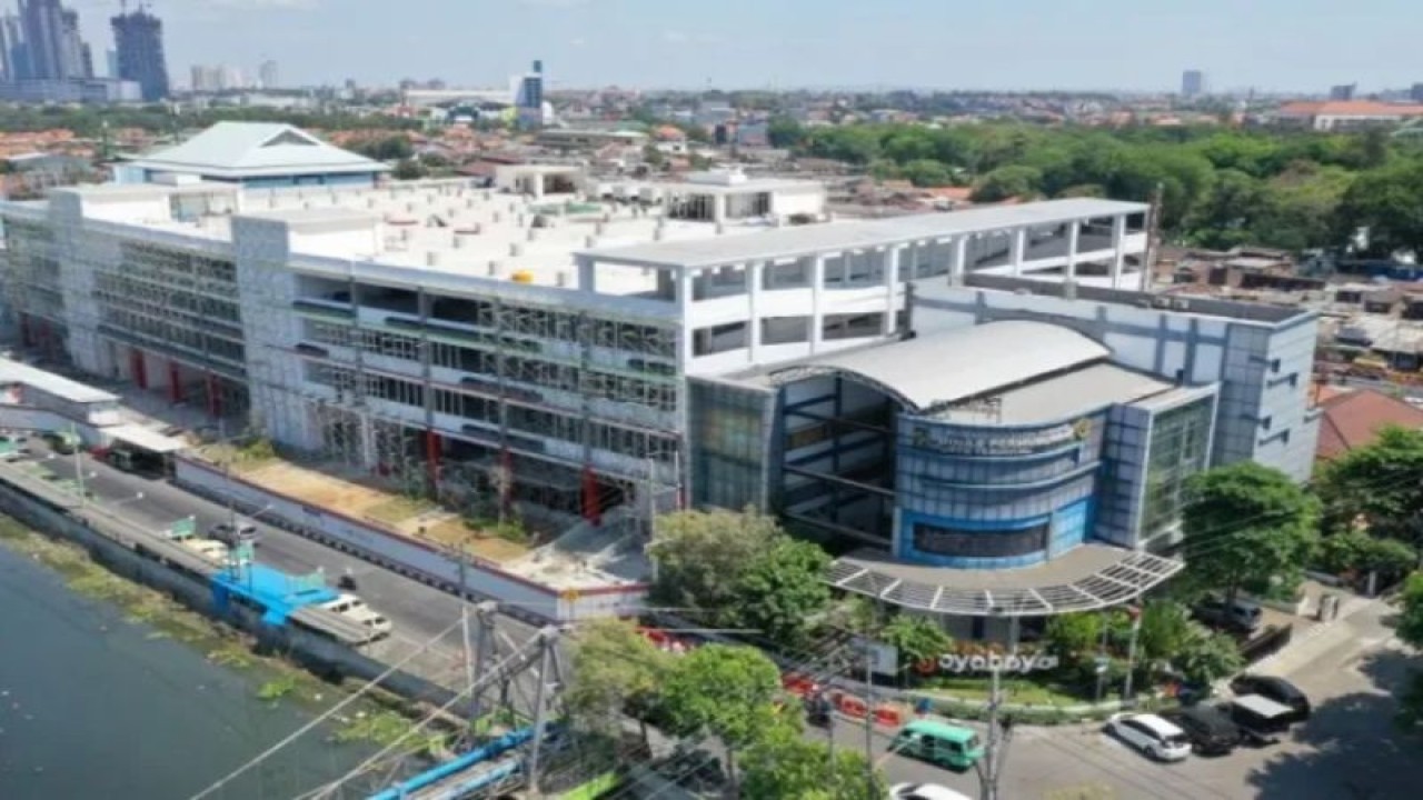 Bangunan gedung lima lantai park and ride Terminal Intermoda Joyoboyo (TIJ), Kota Surabaya. (ANTARA/HO-Diskominfo Surabaya)