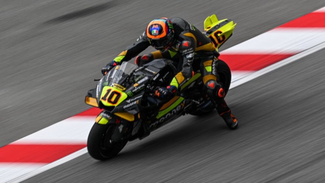 Pebalap tim VR46 Luca Marini menjalani latihan bebas Grand Prix Malaysia, Sirkuit Sepang, Malaysia. (22/10/2022) (AFP/MOHD RASFAN)
