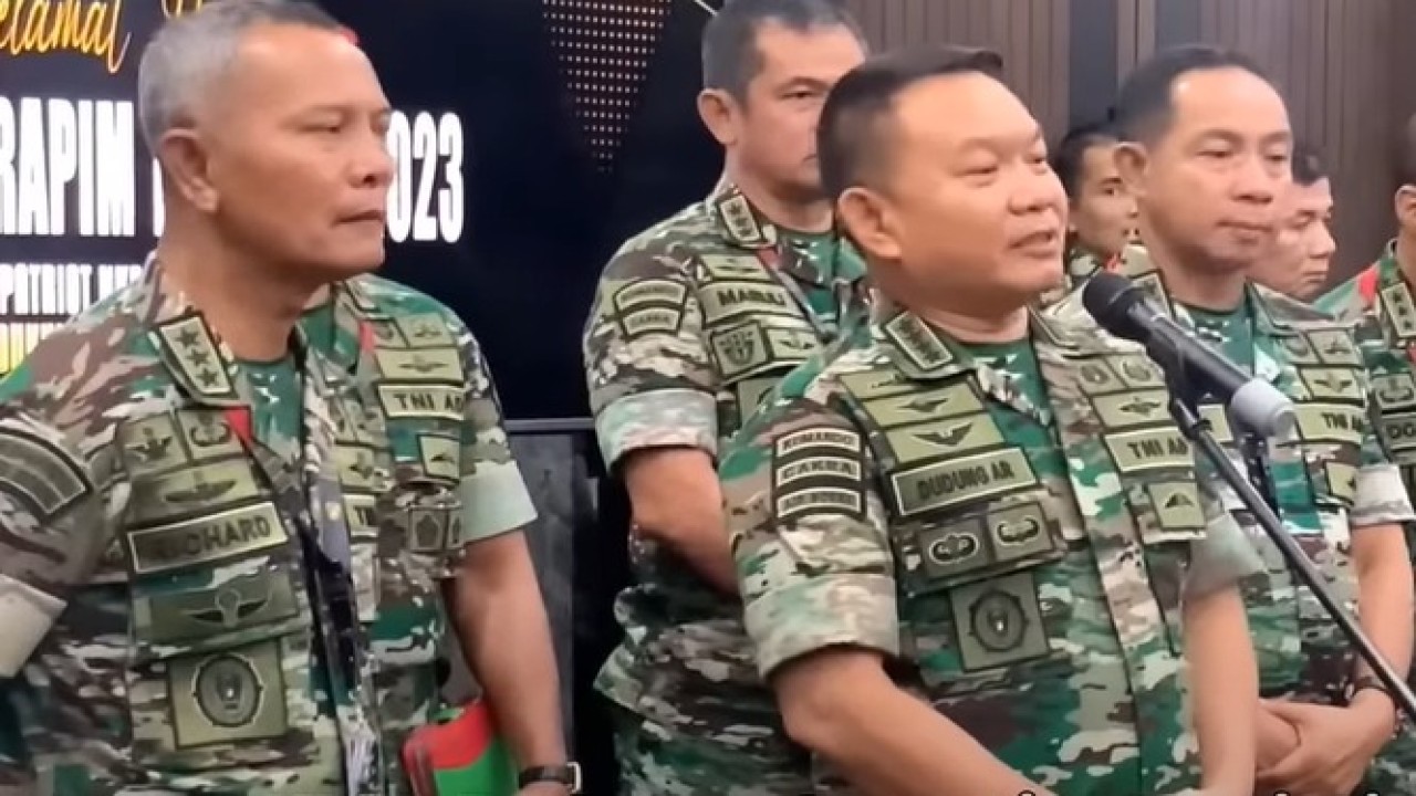 KSAD TNI Jenderal Dudung Abdurachman didampingi Wakasad, Letjen TNI Agus Subiyanto dan Irjenad, Letjen TNI Richard Tampubolon memberikan keterangan pers, usai Rapim TNI AD di Mabes AD, Jakarta, Jumat (10/2/2023)/ist 