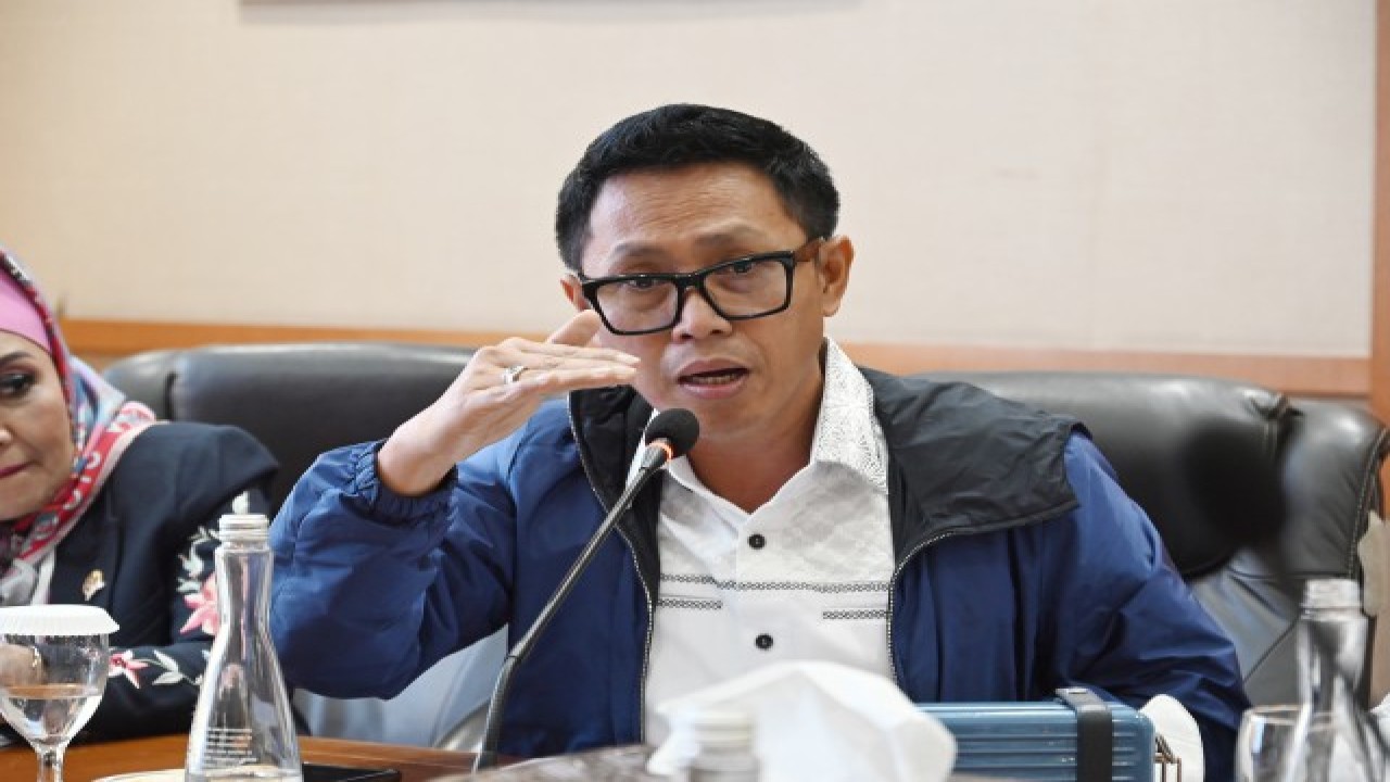 Anggota Komisi VI DPR RI, Eko Hendro Purnomo saat rapat Kunjungan Kerja Spesifik Komisi VI DPR RI ke Kantor Pusat KAI di Bandung pada Kamis (2/2/2023). Foto: Uca/man