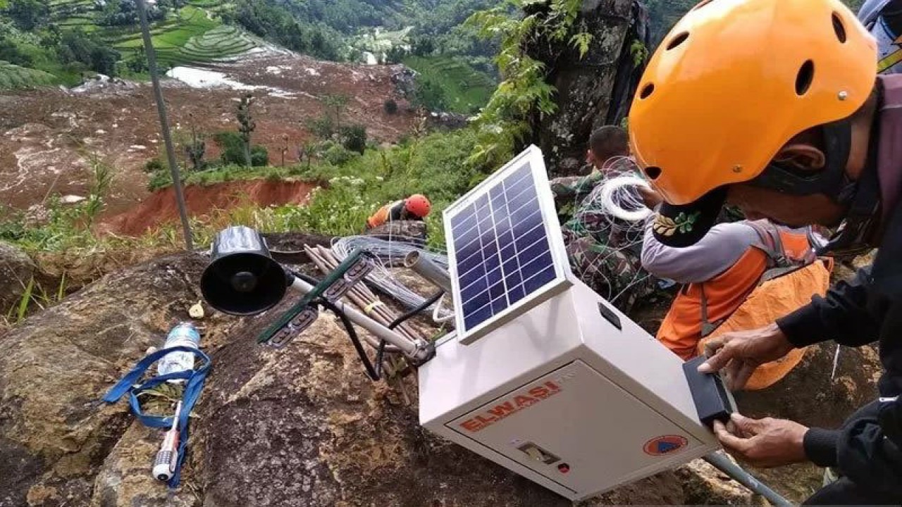Alat deteksi dini gerakan tanah atau longsor (elwasi) yang dikembangkan sebagai upaya mitigasi bencana di Kabupaten Banjarnegara, Jawa Tengah. FOTO ANTARA/HO-BPBD Banjarnegara.