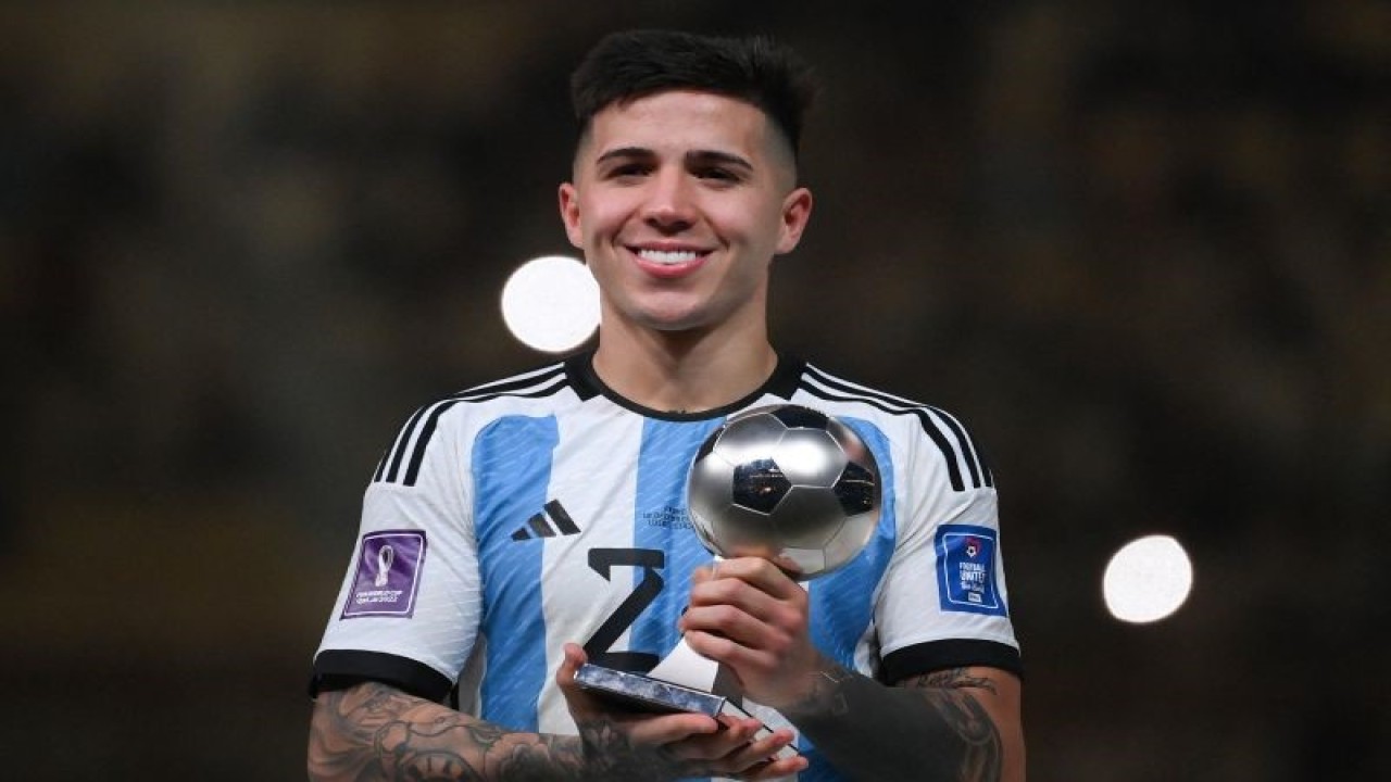 Argentina's midfielder #24 Enzo Fernandez receives the Young Player award during the Qatar 2022 World Cup trophy ceremony after the football final match between Argentina and France at Lusail Stadium in Lusail, north of Doha on December 18, 2022. - Argentina won in the penalty shoot-out. (Photo by FRANCK FIFE / AFP) (AFP/FRANCK FIFE)