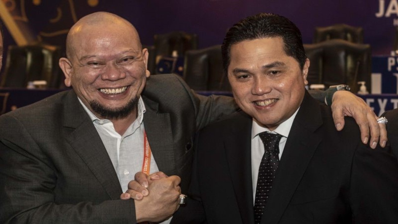 Dua Calon Ketua Umum PSSI Erick Thohir (kanan) dan La Nyalla Mattalitti (kiri) berjabat tangan dalam pembukaan Kongres Luar Biasa Persatuan Sepak Bola Seluruh Indonesia (PSSI) 2023 di Jakarta, Kamis (16/2/2023). ANTARA FOTO/Aprillio Akbar/nym