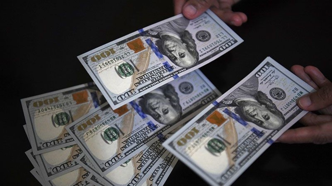 Petugas melayani penukaran uang dolar Amerika Serikat (AS) di salah satu gerai penukaran valuta asing, Jakarta, Jumat (1/3/2019). ANTARA FOTO/Puspa Perwitasari/ama/pri.