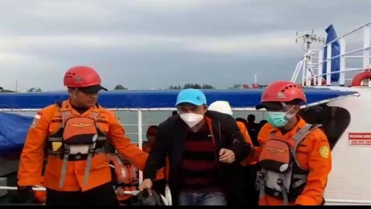 Tim Basarnas mengevakuasi warga negara Filipina yang juga anak buak kapal kargo berbendera Jepang karena sakit di Pelabuhan Ulee Lheue, Banda Aceh, Rabu (8/2/2023). ANTARA/HO/Humas Basarnas Banda Aceh