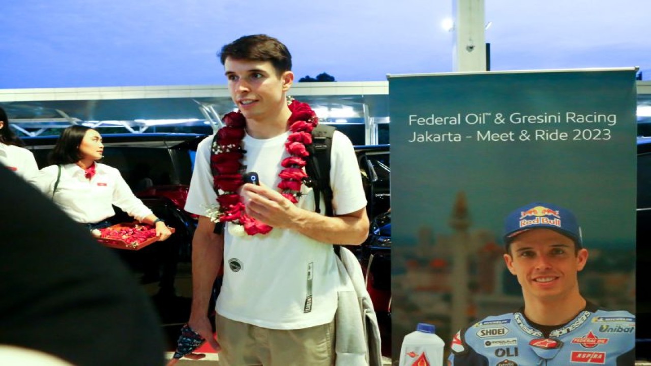 Pebalap MotoGP dari tim Gresini Racing Alex Marquez saat tiba di Bandara Soekarno Hatta, Tangerang, Banten, Minggu (5/2/2023). ANTARA/HO-Federal Oil