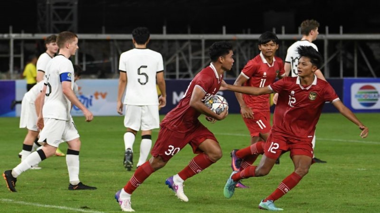Pesepak bola Tim Nasional U-20 Indonesia Muhammad Ferarri (ketiga kanan) berselebrasi bersama rekan-rekannya usai membobol gawang Tim Nasional U-20 Selandia Baru dalam pertandingan uji coba internasional U-20 di Stadion Utama Gelora Bung Karno (SUGBK), Senayan, Jakarta, Minggu (19/2/2023). Indonesia kalah 1-2 dalam pertandingan tersebut. ANTARA FOTO/Aditya Pradana Putra/YU (ANTARA FOTO/ADITYA PRADANA PUTRA)