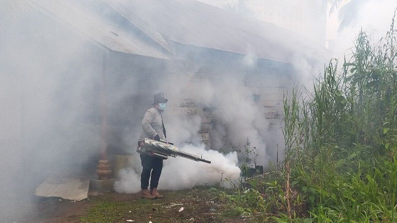 Petugas Dinas Kesehatan saat melakukan fogging di Kuala Pembuang, (3/2/2023). (ANTARA/Radianor)