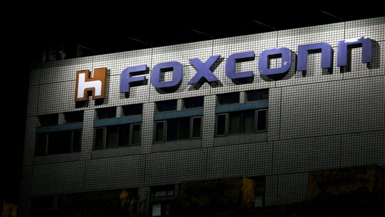 Logo Foxconn terlihat di luar gedung perusahaan di Taipei, Taiwan, 10 November 2022. (Ann Wang/Reuters)