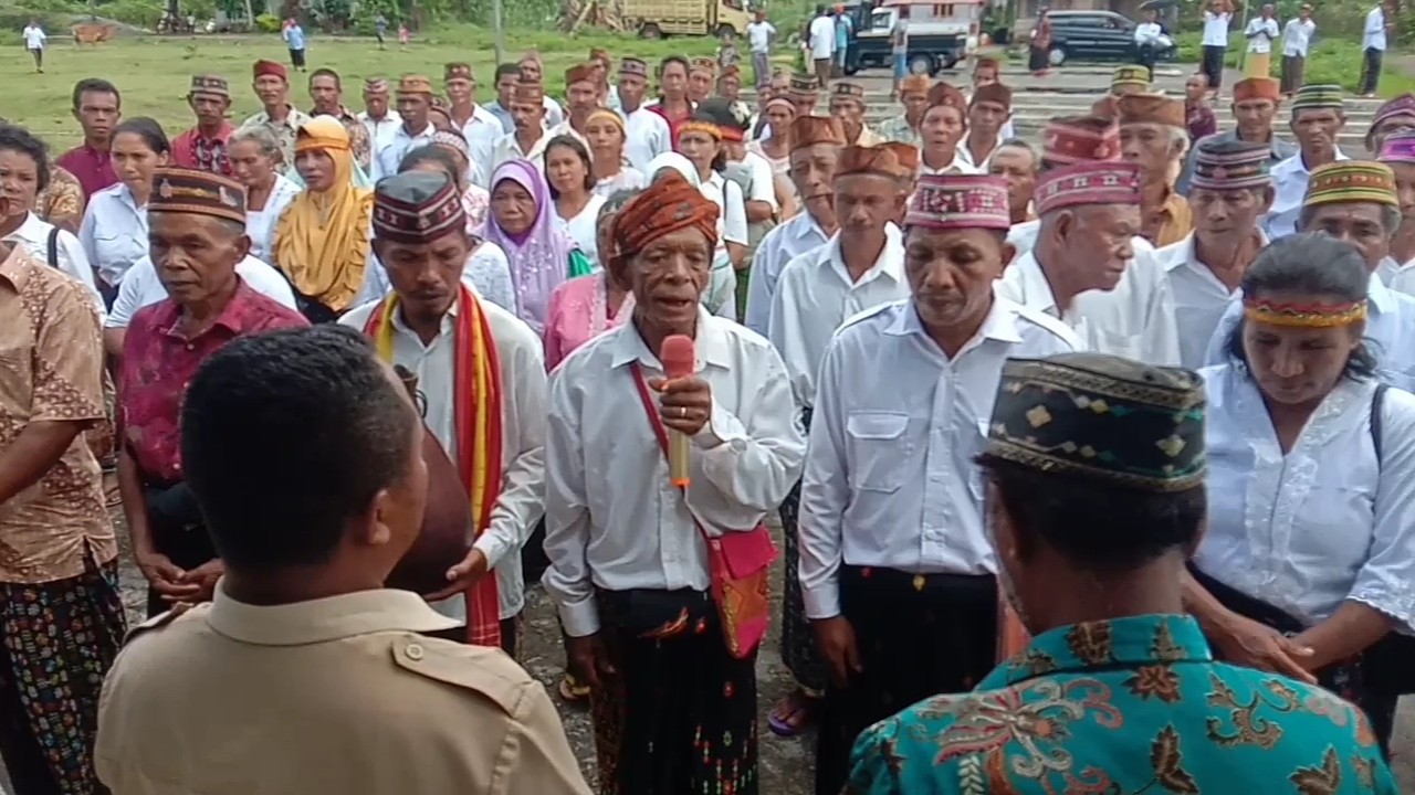 Ratusan warga Desa Compang Ndejing saat tiba di Balai Desa dalam rangka menyerahkan berkas pendaftaran dari Cakades, Ahmad Jabur kepada panitia pemilihan. Foto (Nusantara TV)