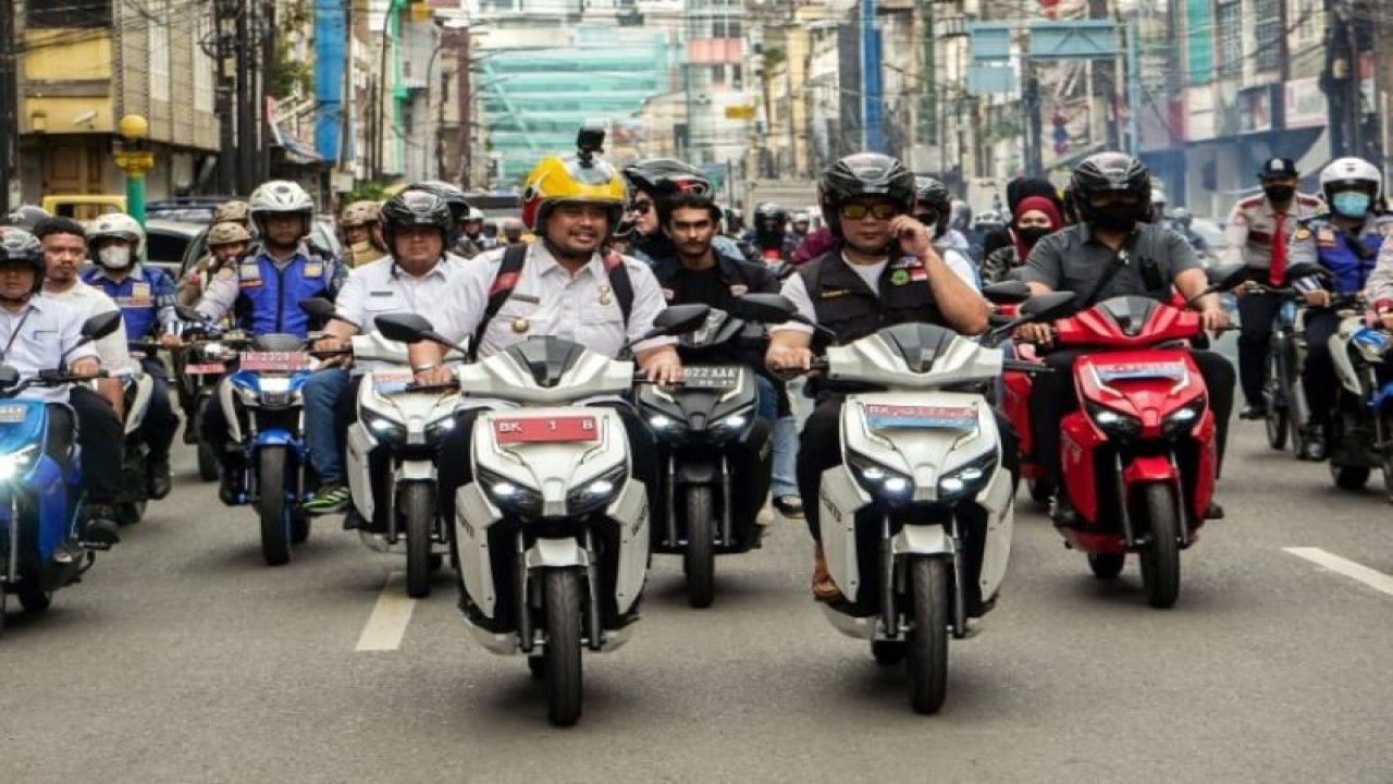 Gubernur Jawa Barat Ridwan Kamil (kanan) dan Wali Kota Medan Bobby Nasution (kiri) sedang mengendarai sepeda motor listrik di Medan, Sumut, Rabu (1/2/2023). (ANTARA/HO-Diskominfo Kota Medan)