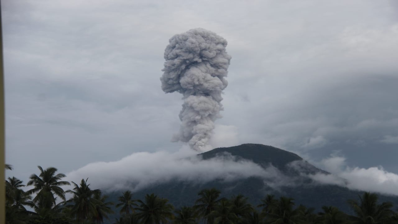 Gunung Karangetang Semburkan Awan Panas/ist