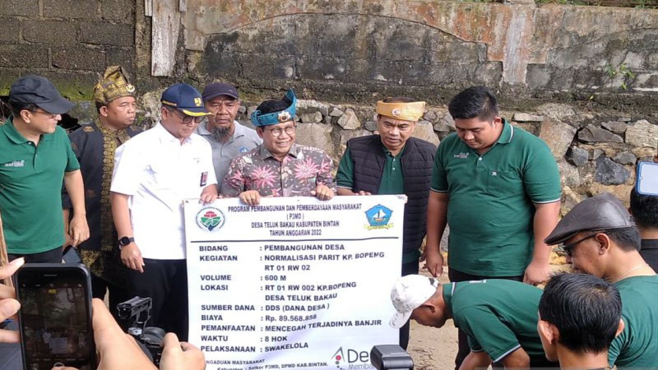 Mendes PDTT Abdul Halim Iskandar (tengah) menghadiri pembangunan parit yang didanai dari Dana Desa di Desa Teluk Bakau, Kecamatan Gunung Kijang, Bintan, Kepulauan Riau, Kamis (2/2/2023). (ANTARA/ Zubi Mahrofi)