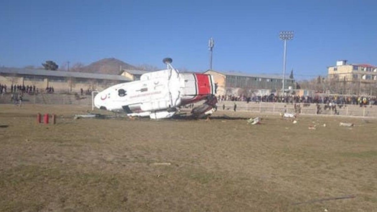 Helikopter yang ditumpangi Menteri Olahraga Iran, Hamid Sajjadi jatuh saat terbang di atas stadion di Baft/ist  